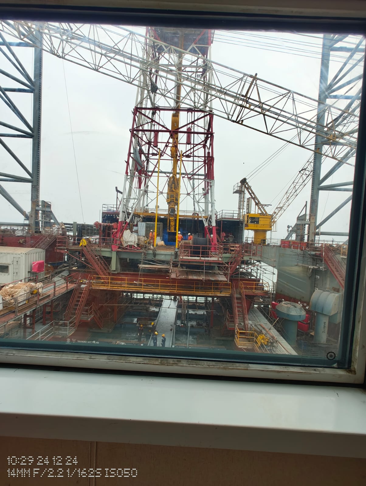 Offshore drilling rig — derrick & drawworks